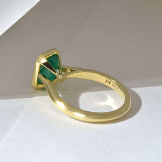 Emerald Bezel-Setting in Gold