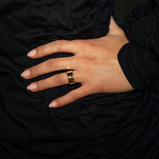 18ct Concave Band