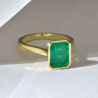 Emerald Bezel-Setting in Gold