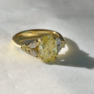 Yellow and White Diamonds in 18ct Yellow Gold